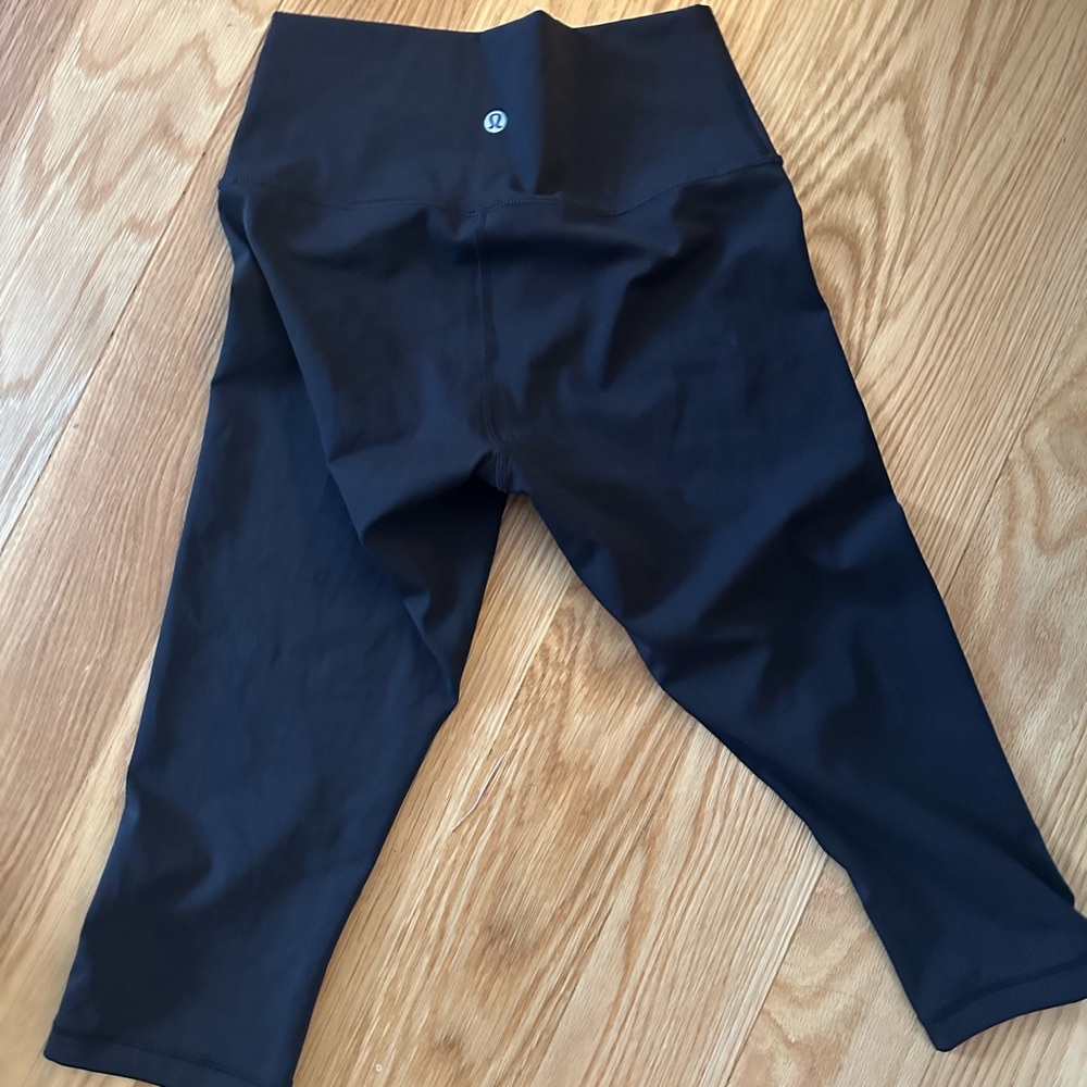 Lululemon black calf-length size 6 leggings